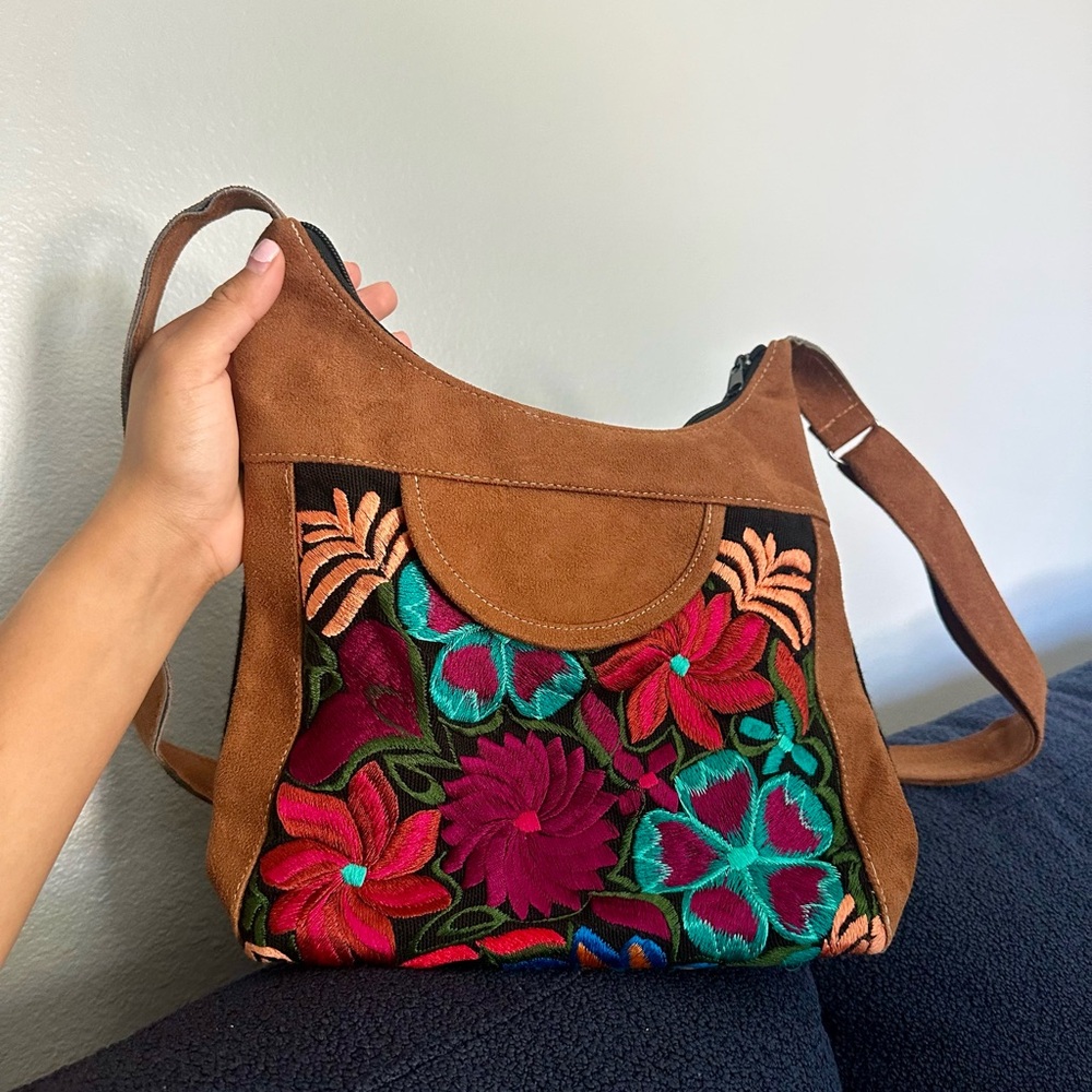 Embroidered Floral Brown Shoulder Bag 🌹
